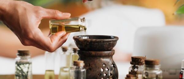 Kényeztesse vendégeit relaxáló aromaterápiás masszázzsal, ami csodálatos illatokkal párosul.